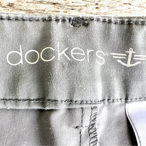 Dockers Mid Rise Chino Capri Pants Sz 12 - Picture 2 of 7